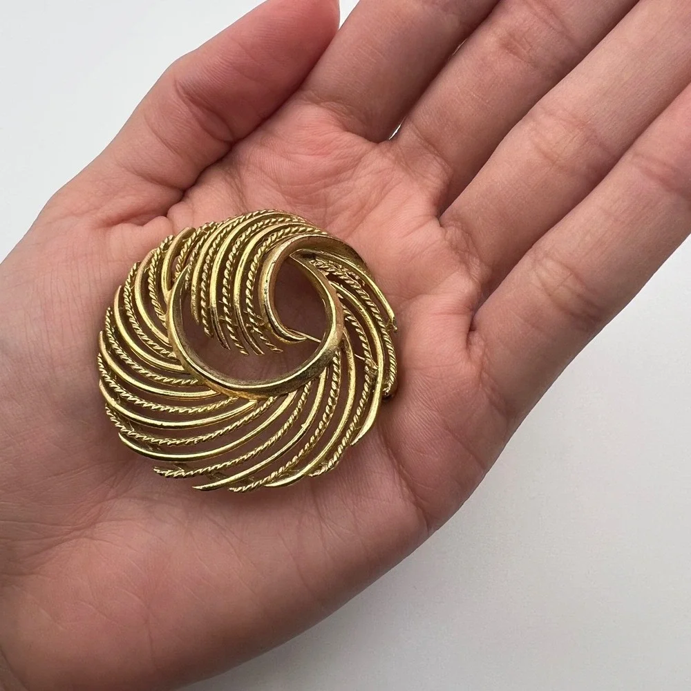 Lisner Vintage Gold Tone‎ Swirl Brooch Textured Ribbon Pin Mid Century Modern